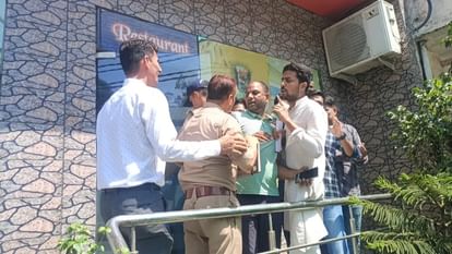 Roorkee: भाजपा नेता के होटल पहुंचे भीम आर्मी के कार्यकर्ता, कमरे से पकड़ा प्रेमी युगल, जमकर हुआ हंगामा Roorkee News Love couple caught in BJP leader hotel Bhim Army workers arrived, huge uproar