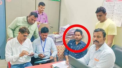 Chhindwara: किसान से भूमि नामांतरण के नाम पर ले रहा था 12 हजार की रिश्वत, लोकायुक्त टीम ने दबोचा Chhindwara Was taking bribe of Rs 12 thousand from farmer in name of land transfer Lokayukta team caught