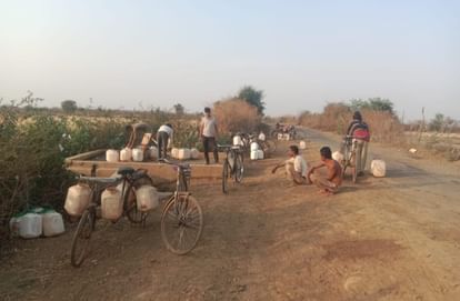 Damoh: कुंओंं की तलहटी में पहुंच गया पानी, एक हैंडपंप के भरोसे सैलवाड़ा गांव के सैकड़ों ग्रामीण Damoh: Water reached the bottom of the well, hundreds of villagers of Sailwada village depended on a hand pump