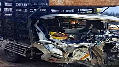 Chhatarpur Road Accident: हीरापुर के पास तेज रफ्तार पिकअप ट्राला से टकराया, चालक की मौत Chhatarpur Road Accident Speeding pickup collides with trolley near Hirapur driver dies