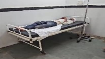 Chhatarpur News Youth pushed from moving train seriously injured admitted to district hospital