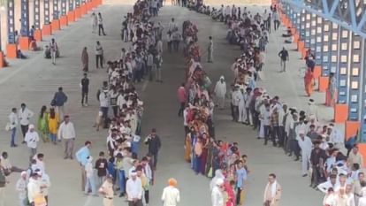 Khargone: राशि 659 वैरायटी का बीज लेने उमड़ी किसानों की भीड़, दोपहर तक बांटे दो हजार टोकन, नहीं मिला कपास Khargone Crowd of farmers gathered to collect seeds of amount 659 variety two thousand tokens distributed