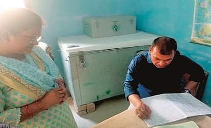 UP: स्कूल में चारपाई डालकर सो रहीं थीं प्रधानाध्यापिका, तभी पहुंच गए बीएसए...फिर जो हुआ जानकर रह जाएंगे हैरान Principal was sleeping on cot, BSA woke her up.
