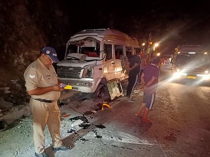 Badrinath Highway: पीपलकोटी के पास हादसा, गुजरात के यात्रियों से भरा टेंपो ट्रैवलर सड़क पर पलटा, मची चीख पुकार Badrinath Highway Accident Tempo traveller Full with Gujarat Pilgrims Overturned many Injured