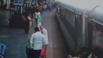Jabalpur: आरपीएफ के जवान ने ट्रेन से गिरे युवक की बचाई जान, घटना को देखकर बेसुध हो गई मां RPF jawan saves life of young man who fell from train