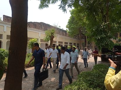 Raebareli: राहुल गांधी ने चुरुआ हनुमान मंदिर में किया दर्शन पूजन फिर मतदान केंद्रों का भ्रमण किया, तस्वीरें Loksabha Election 2024: Pics of Congress leader Rahul Gandhi in Raebareli.