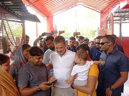 Raebareli: राहुल गांधी ने चुरुआ हनुमान मंदिर में किया दर्शन पूजन फिर मतदान केंद्रों का भ्रमण किया, तस्वीरें Loksabha Election 2024: Pics of Congress leader Rahul Gandhi in Raebareli.
