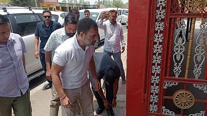Raebareli: राहुल गांधी ने चुरुआ हनुमान मंदिर में किया दर्शन पूजन फिर मतदान केंद्रों का भ्रमण किया, तस्वीरें Loksabha Election 2024: Pics of Congress leader Rahul Gandhi in Raebareli.