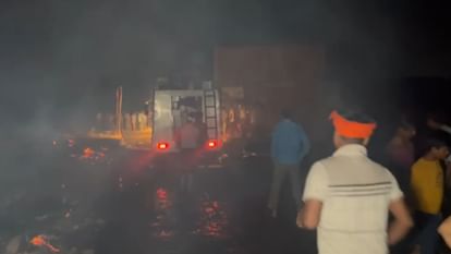 Shops burnt to ashes due to massive fire in vegetable market in Bhind.