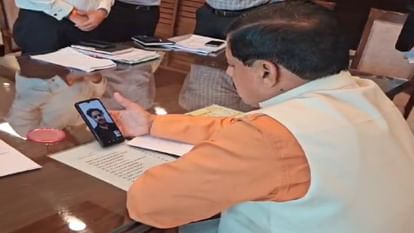 MP News: किर्गिस्तान में फंसे प्रदेश के छात्र, सीएम डॉ. मोहन यादव ने बातचीत कर दिया सुरक्षा का भरोसा MP News: Students of the state stranded in Kyrgyzstan, CM Dr. Mohan Yadav assured of their safety after talkin