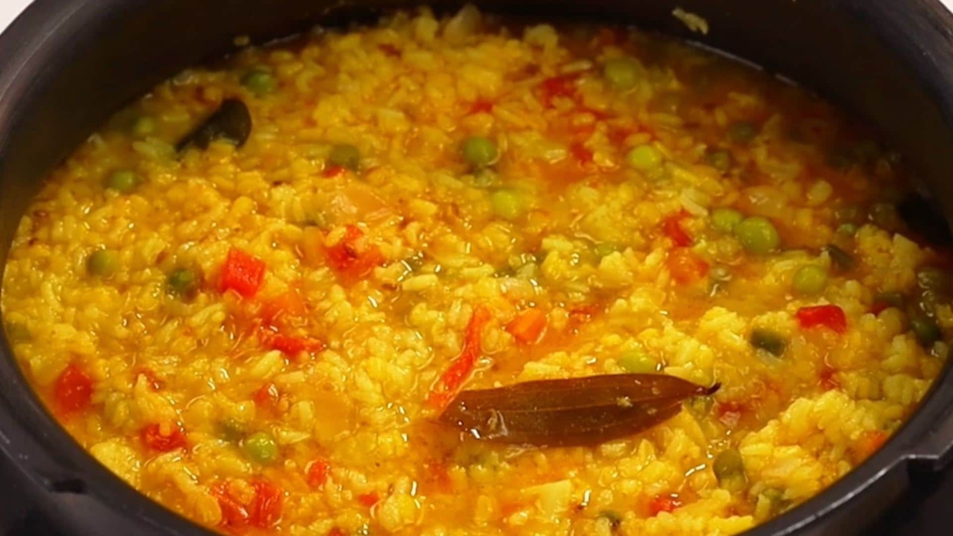 Easy Khichdi Recipe: खिचड़ी बनाने का सही तरीका जान लेंगी तो बच्चे भी चट जाएंगे प्लेट Perfect Khichdi Recipe Easy healthy and Tasty for Kids swadisht khichdi banane ki vidhi aur samagri