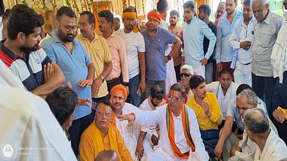 Prayagraj : आरओबी का निर्माण न होने पर ग्रामीणों ने किया मतदान का बहिष्कार, भाजपा प्रत्याशी को बैरंग लौटाया Villagers boycotted voting due to non-construction of ROB, officers engaged in manumission