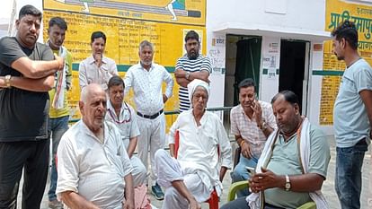 Prayagraj : आरओबी का निर्माण न होने पर ग्रामीणों ने किया मतदान का बहिष्कार, भाजपा प्रत्याशी को बैरंग लौटाया Villagers boycotted voting due to non-construction of ROB, officers engaged in manumission