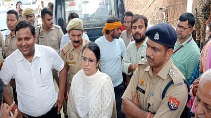 Prayagraj : आरओबी का निर्माण न होने पर ग्रामीणों ने किया मतदान का बहिष्कार, भाजपा प्रत्याशी को बैरंग लौटाया Villagers boycotted voting due to non-construction of ROB, officers engaged in manumission