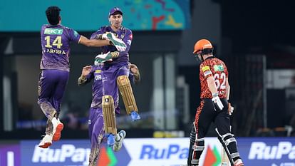 IPL 2024: फाइनल में जीत के बाद KKR के खिलाड़ियों ने की रसेल-नरेन के साथ मस्ती, याद दिलाई BPL की मजेदार घटना KKR players had fun with Russell-Narine, reminded the funny incident of BPL IPL 2024