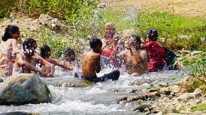 Uttarakhand Weather: मौसम दिखा रहा अपने तल्ख तेवर...40 के पार पहुंचा तापमान, गर्म हवाओं ने झुलसाया, तस्वीरें Uttarakhand temperature crossed 40 hot winds scorched Weather news read All Updates in hindi