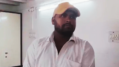 Indore News: पत्नी सरपंच, पति रिश्वत लेते धराया, लोकायुक्त ने अस्पताल के बाहर रंगेहाथ पकड़ा indore news lokayukta case sarpanch