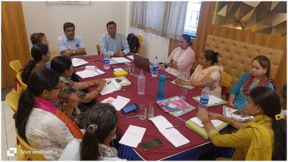 Bhopal: डेंगू-मलेरिया से निपटने के लिए कर्मचारियों को किया प्रशिक्षित, DMO बोले- कोई भी बुखार हो सकता है डेंगू Bhopal: Employees trained to deal with dengue and malaria DMO said any fever can be dengue