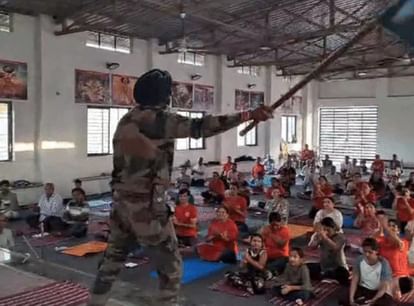 Indore: मंच पर नाच रहे रिटायर्ड फौजी को आया हार्टअटैक, गिरने को दर्शकों ने माना प्रस्तुति का हिस्सा Indore: Retired soldier dancing on stage got heart attack, audience considered his fall as part of the perform