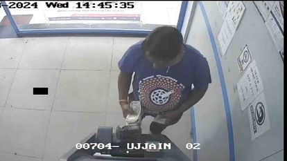 Ujjain news: Rs 75000 lost due to mistake in depositing money in ATM