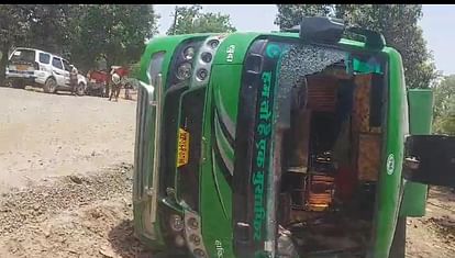 Shahdol News: In Shahdol, a high-speed passenger bus collided with an electric pole and overturned