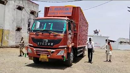 Shajapur News: Container full of cattle caught in Shajapur, cows sent to Gaushala 