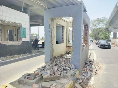 Indore: पिछले महीने टोल टैक्स खत्म, अब ट्रैफिक मेें बाधक बना नाका तोड़ने का काम भी शुरू Indore: Toll tax ended last month, now the work of breaking the block which became a hindrance in traffic has