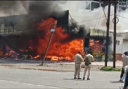 Indore: Fire broke out in a liquor shop on Indore bypass, liquor bottles burst with explosions.