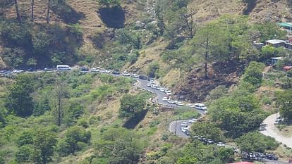 नैनीताल में उमड़े पर्यटक: कई किलोमीटर लंबा जाम, रेंगती गाड़ियों के बीच लोग परेशान; तस्वीरों में देखें नजारा Tourists stuck in traffic jam in Nainital