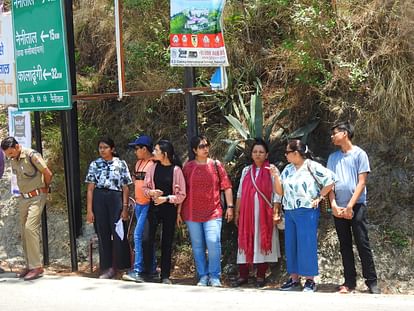 नैनीताल में उमड़े पर्यटक: कई किलोमीटर लंबा जाम, रेंगती गाड़ियों के बीच लोग परेशान; तस्वीरों में देखें नजारा Tourists stuck in traffic jam in Nainital