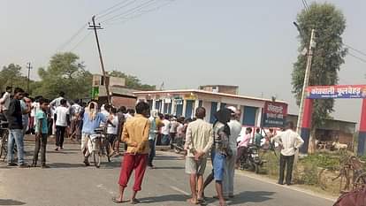 UP: संदिग्ध अवस्था में घर में फंदे से लटकी मिली किशोरी, चाचा पर हत्या का आरोप; थाने के सामने सड़क की जाम Dead body of 14 year old girl found hanging from noose
