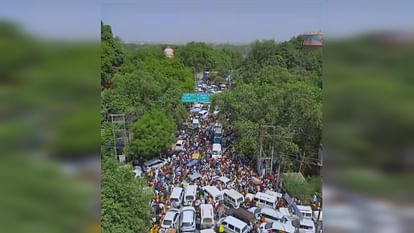 Prayagraj : गंगा दशहरा पर संगम में लाखों श्रद्धालुओं ने लगाई पुण्य की डुबकी, चिलचिलाती धूप पर भारी पड़ी आस्था Lakhs of devotees took a holy dip on Ganga Dussehra, faith outweighed the scorching heat.
