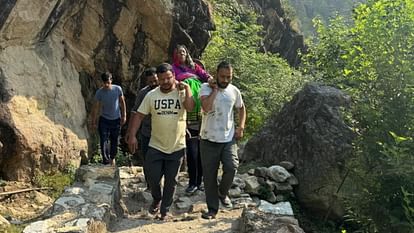 जिंदगी के लिए जद्दोजहद: 98 साल की बुजुर्ग को डंडी पर बैठाकर पैदल तय किया 3.5 किमी. रास्ता, तब पहुंची अस्पताल Chamoli Narayanbagad 98-year-old sick woman carried on a stick for 3.5 kms on foot and then taken to hospital