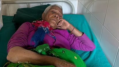 जिंदगी के लिए जद्दोजहद: 98 साल की बुजुर्ग को डंडी पर बैठाकर पैदल तय किया 3.5 किमी. रास्ता, तब पहुंची अस्पताल Chamoli Narayanbagad 98-year-old sick woman carried on a stick for 3.5 kms on foot and then taken to hospital