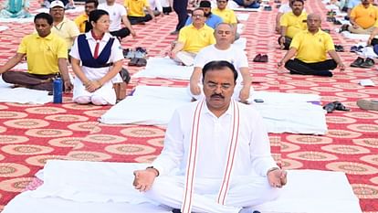 अंतरराष्ट्रीय योग दिवस : योगमय हुई संगमनगरी, थल से जल तक हर तरफ योगाभ्यास, निरोगी जीवन का दिया संदेश International Yoga Day: Sangam city becomes full of yoga, yoga practiced everywhere from land to water