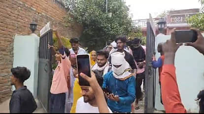 विठ्ठलपुर कांड: कैबिनेट मंत्री संजय निषाद ने पूछा, 'अपराधी से क्या रिश्ता है, क्यों बचा रहे'; जनता हो गई उग्र Cabinet Minister Sanjay Nishad reached the house of the victims of Vithalpur incident in Deoria and gave instr