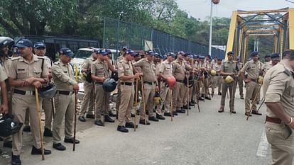 Dehradun: पुलिस फोर्स के बीच हटाया गया बस्तियों से अतिक्रमण, घरों को उजाड़ने के विरोध में सीटू का प्रदर्शन Encroachment in Dehradun Action to remove Kath Bangla Basti Police Force read All Updates in hindi