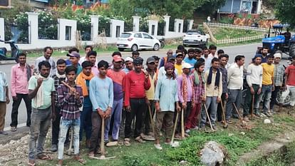 Dehradun: पुलिस फोर्स के बीच हटाया गया बस्तियों से अतिक्रमण, घरों को उजाड़ने के विरोध में सीटू का प्रदर्शन Encroachment in Dehradun Action to remove Kath Bangla Basti Police Force read All Updates in hindi