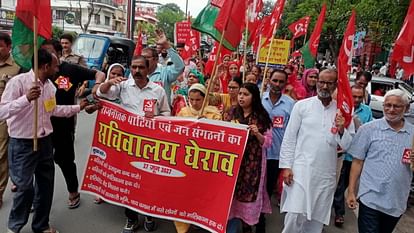 Dehradun: पुलिस फोर्स के बीच हटाया गया बस्तियों से अतिक्रमण, घरों को उजाड़ने के विरोध में सीटू का प्रदर्शन Encroachment in Dehradun Action to remove Kath Bangla Basti Police Force read All Updates in hindi