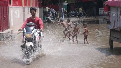 वाराणसी का हाल: पहली बारिश में 12 घंटे बत्ती गुल, 22 सड़कें धंसीं और 29 मोहल्लों में भरा पानी rain in Varanasi 12 hour power cut and 22 roads caved and 29 localities flooded
