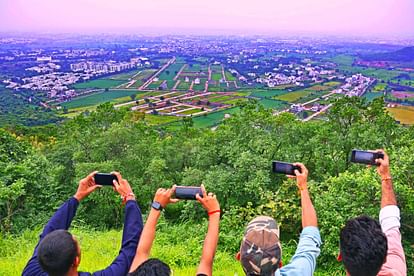 Indore: Greenery around Indore after rain, tourists spent Sunday in the valleys