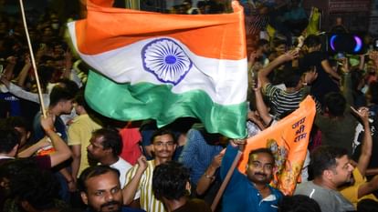 T-20 World Cup : भारत की जीत पर संगमनगरी में दिवाली, आतिशी नजारों से सतरंगी हुआ आसमान T-20 World Cup: Diwali in Sangamnagar after India's victory, sky becomes colorful with fireworks