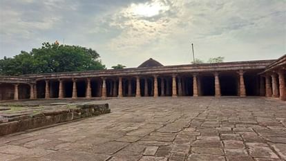 Indore: अब धार की भोजशाल पर जैन समाज का दावा, खुदाई में निकली थी मूर्तियां, कोर्ट में लगी याचिका Indore: Now Jain community claims on Dhar's Bhojshal, idols were found during excavation, petition filed in co