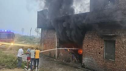 हरियाणा के पानीपत में भयंकर आग: कपड़े के वेस्ट के गोदाम में लाखों का माल राख, 11 फायर टेंडर बुझाने में जुटे Fire broke out in clothing waste warehouse in Panipat