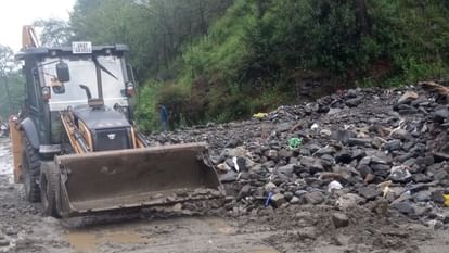 Uttarakhand: मलबे से रुद्रप्रयाग-गौरीकुंड हाईवे फाटा के पास बंद, पिंडर घाटी के लोगों के लिए मुसीबत बनी बारिश Rudraprayag-Gaurikund Highway debris fell from the hill in Fata rain roads closed Chamoli tharali Dewal