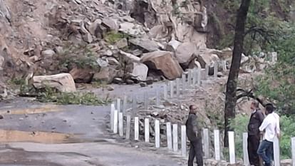 Uttarakhand: मलबे से रुद्रप्रयाग-गौरीकुंड हाईवे फाटा के पास बंद, पिंडर घाटी के लोगों के लिए मुसीबत बनी बारिश Rudraprayag-Gaurikund Highway debris fell from the hill in Fata rain roads closed Chamoli tharali Dewal