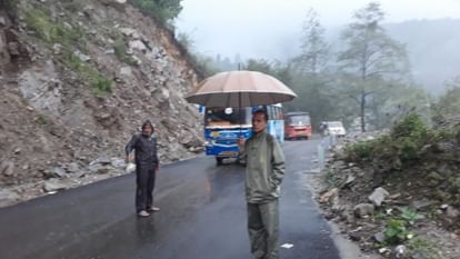 Uttarakhand: मलबे से रुद्रप्रयाग-गौरीकुंड हाईवे फाटा के पास बंद, पिंडर घाटी के लोगों के लिए मुसीबत बनी बारिश Rudraprayag-Gaurikund Highway debris fell from the hill in Fata rain roads closed Chamoli tharali Dewal