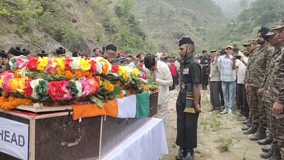 LAC Accident: बलिदानी भूपेंद्र की अंतिम यात्रा में उमड़ा जनसैलाब, पार्थिव शरीर देख फफक पड़े परिजन, तस्वीरें Ladakh Tank Accident Martyred Uttarakhand Soldiers Bhupendra Funeral Today Family Crying Photo
