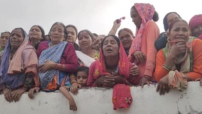 LAC Accident: बलिदानी भूपेंद्र की अंतिम यात्रा में उमड़ा जनसैलाब, पार्थिव शरीर देख फफक पड़े परिजन, तस्वीरें Ladakh Tank Accident Martyred Uttarakhand Soldiers Bhupendra Funeral Today Family Crying Photo