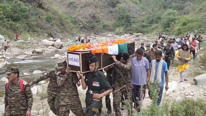 LAC Accident: बलिदानी भूपेंद्र की अंतिम यात्रा में उमड़ा जनसैलाब, पार्थिव शरीर देख फफक पड़े परिजन, तस्वीरें Ladakh Tank Accident Martyred Uttarakhand Soldiers Bhupendra Funeral Today Family Crying Photo